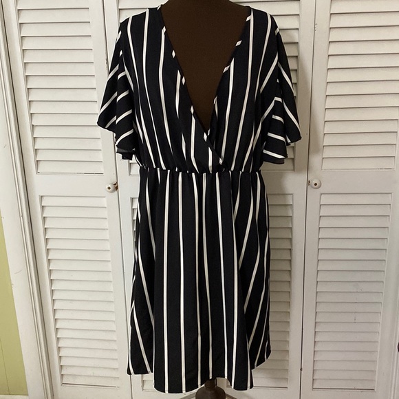 SHEIN Dresses & Skirts - Shein black and white stripped Dress size 4XL